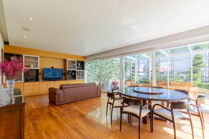 Image No.1-8 Bed House for sale