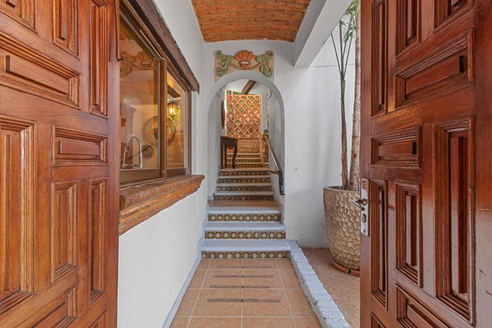 Image No.1-5 Bed House for sale