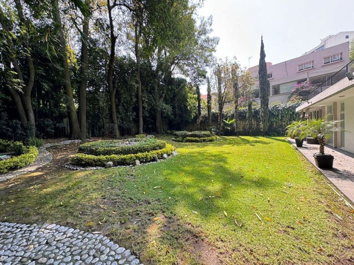 Image No.1-4 Bed House for sale