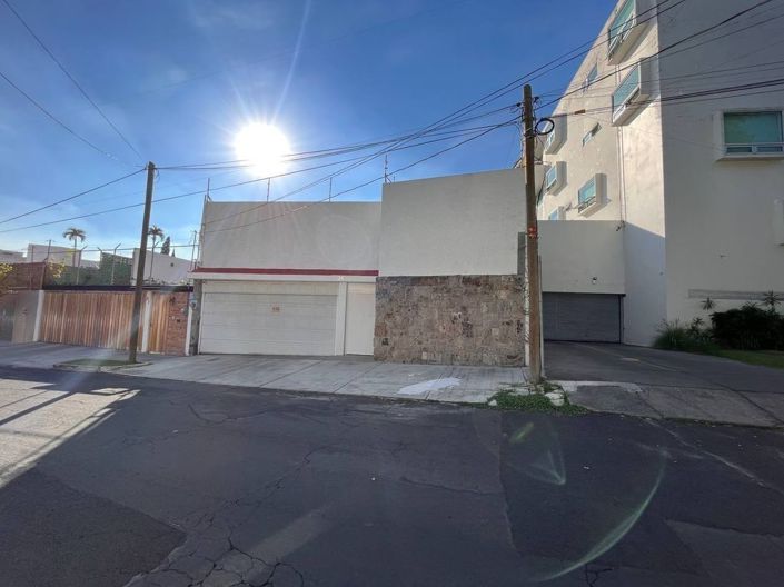 Image No.1-4 Bed House for sale