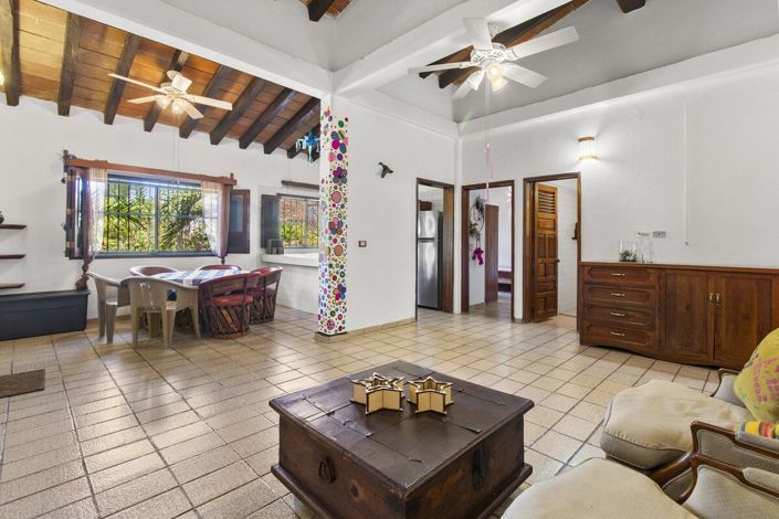 Image No.1-9 Bed House for sale