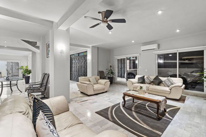 Image No.1-5 Bed House for sale