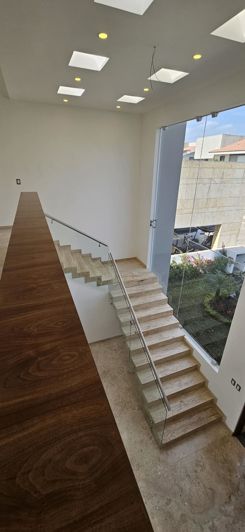 Image No.1-4 Bed House for sale
