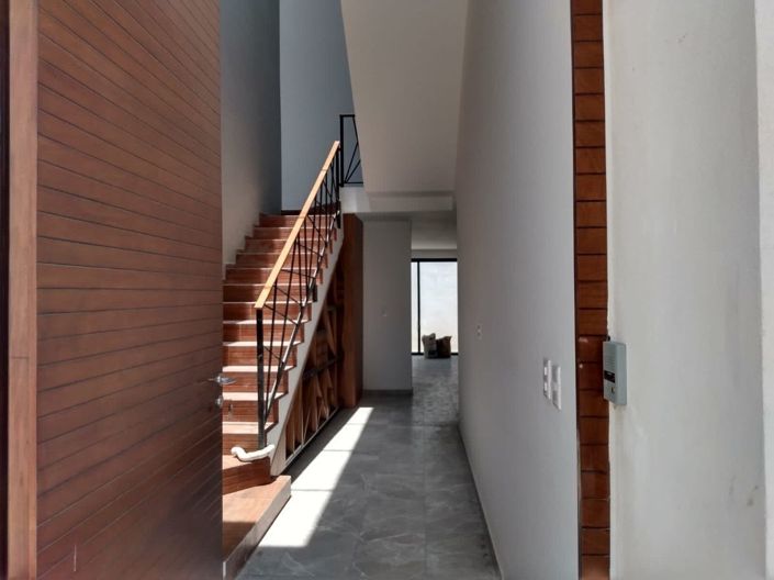 Image No.1-4 Bed House for sale