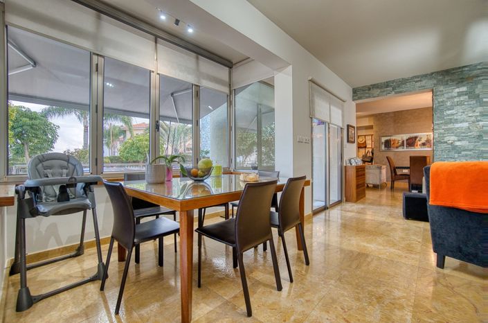 Image No.7-5 Bed House for sale