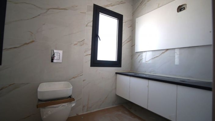 Image No.8-4 Bed House for sale