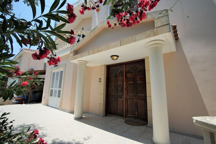 Image No.1-5 Bed House for sale