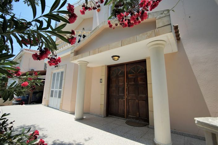 Image No.1-5 Bed House for sale