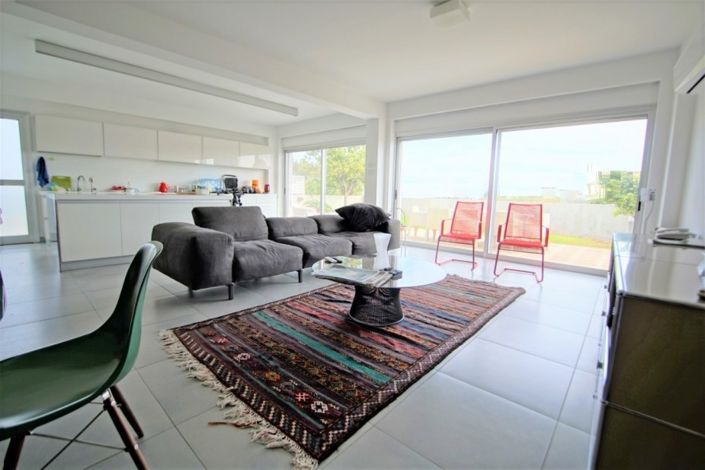 Image No.1-5 Bed House for sale