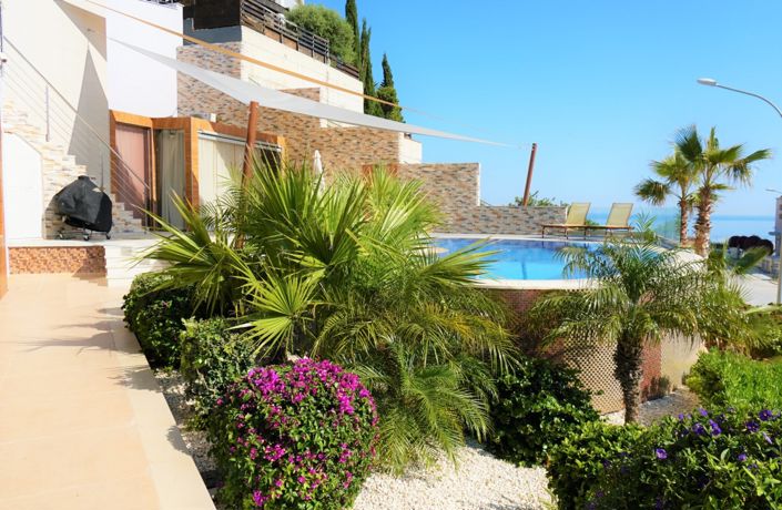 Image No.2-Maison de 5 chambres à vendre à Agios Tychonas