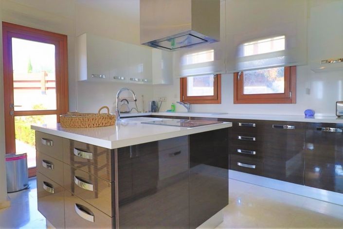 Image No.6-6 Bed House for sale