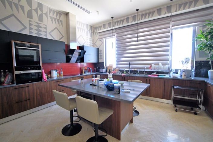 Image No.6-8 Bed House for sale