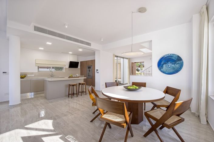 Image No.8-5 Bed House for sale