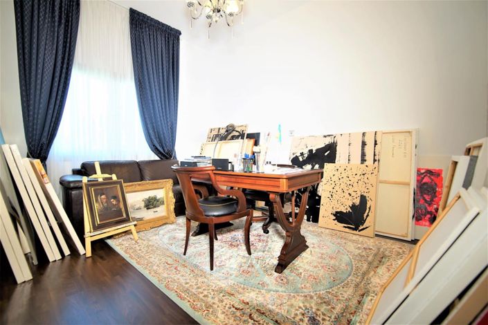 Image No.9-5 Bed House for sale