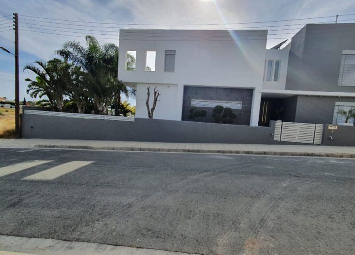 Image No.1-5 Bed House for sale
