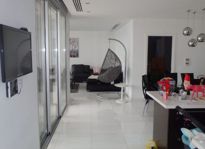 Image No.8-5 Bed House for sale