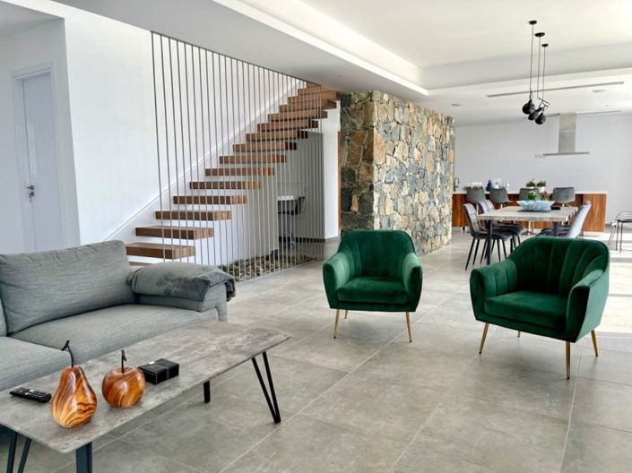 Image No.7-5 Bed House for sale