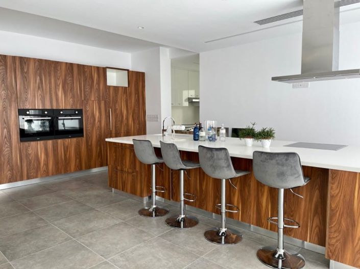 Image No.8-5 Bed House for sale