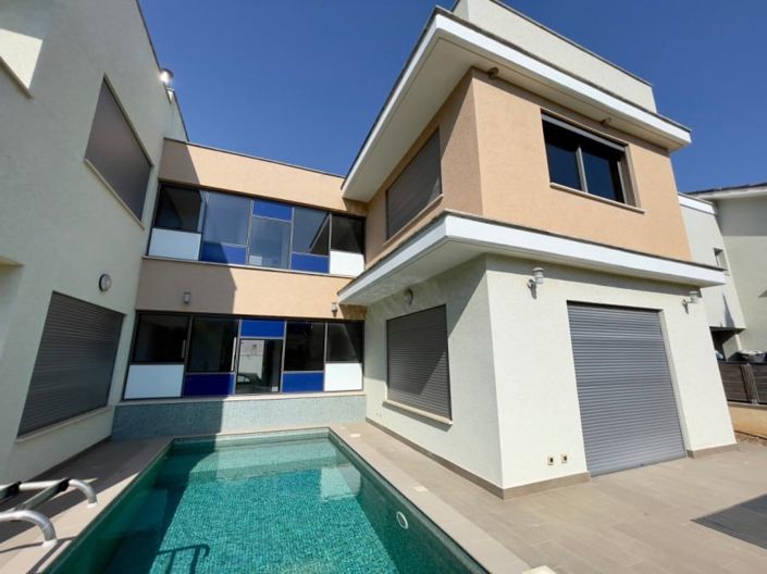 Image No.1-6 Bed House for sale
