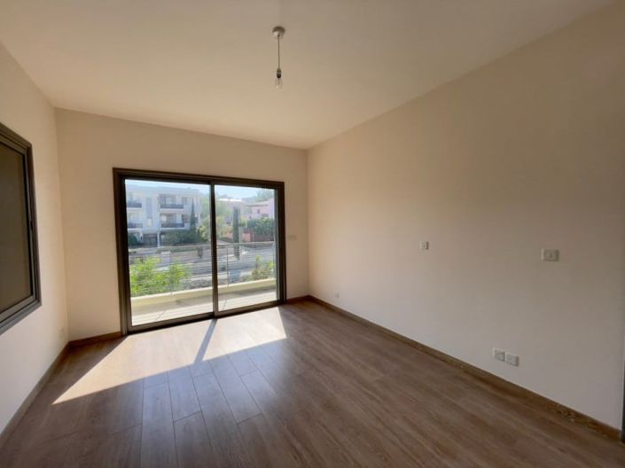 Image No.2-Maison de 6 chambres à vendre à Agios Tychonas