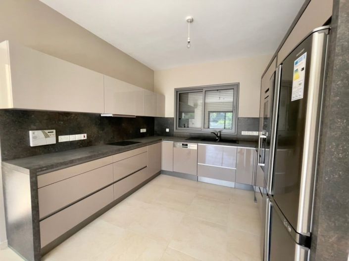 Image No.7-Maison de 6 chambres à vendre à Agios Tychonas