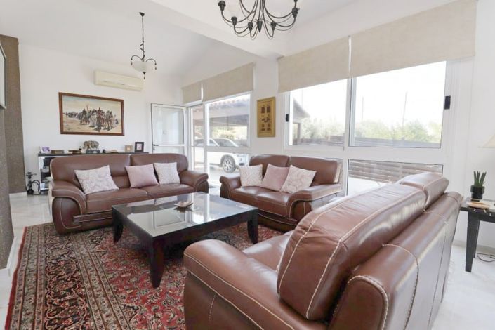 Image No.8-5 Bed House for sale