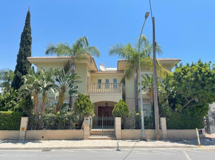 Image No.1-4 Bed House for sale