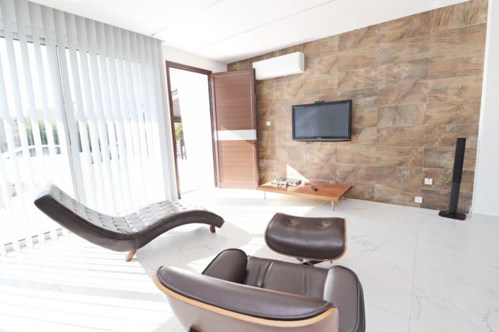 Image No.1-4 Bed House for sale