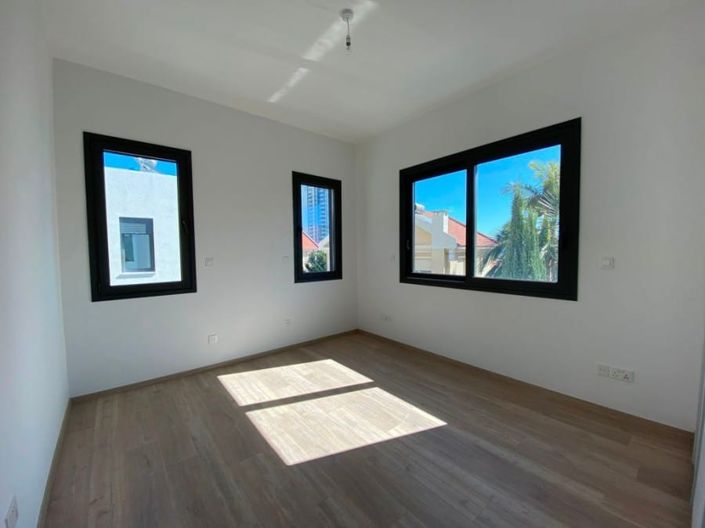 Image No.6-2 Bed House for sale