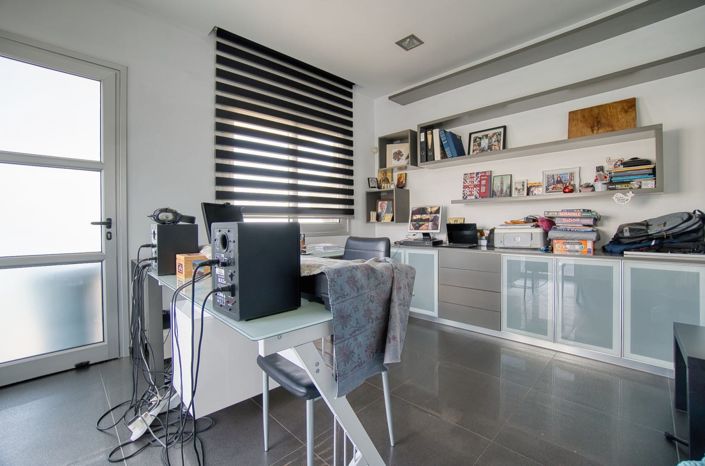 Image No.9-5 Bed House for sale