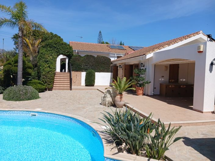Image No.1-4 Bed House for sale