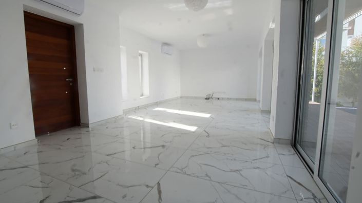 Image No.4-6 Bed House for sale