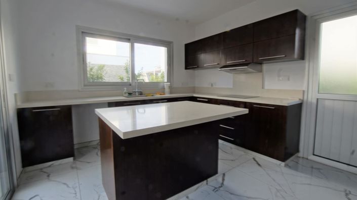 Image No.8-6 Bed House for sale