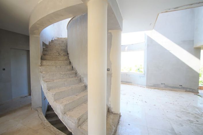 Image No.8-5 Bed House for sale