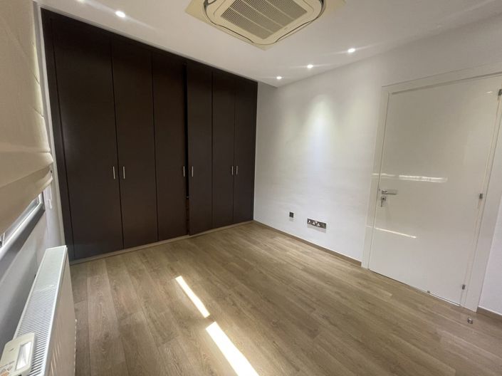 Image No.10-3 Bed House for sale