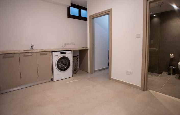 Image No.8-5 Bed House for sale