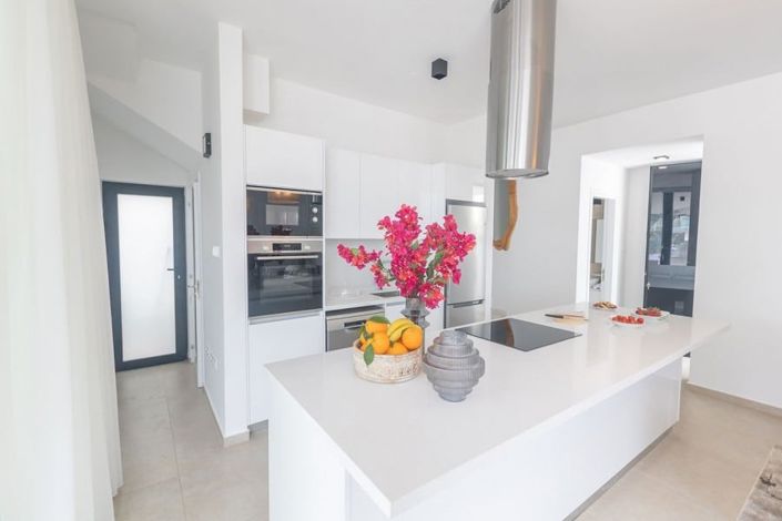 Image No.10-4 Bed House for sale