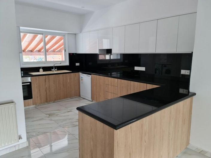 Image No.2-4 Bed House for sale