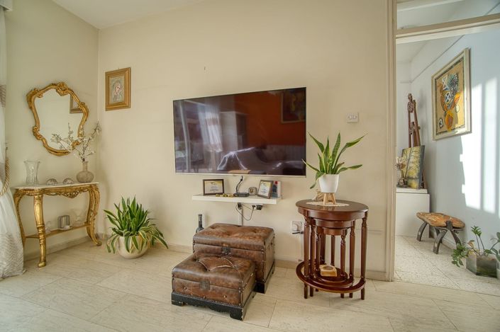 Image No.6-6 Bed House for sale