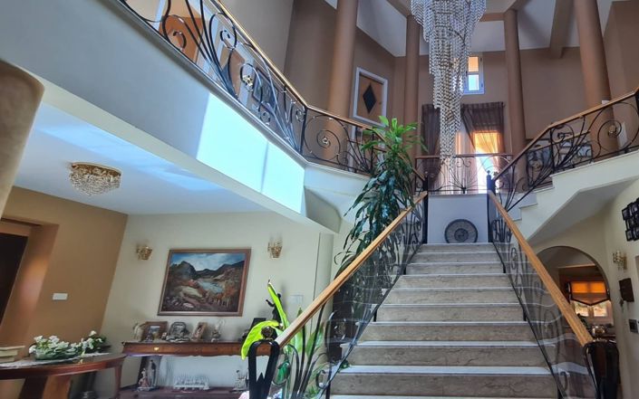 Image No.7-5 Bed House for sale