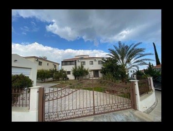 464075-beautiful-family-villa-for-sale-in-ara