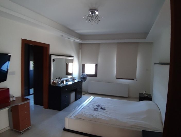 Image No.1-4 Bed House for sale