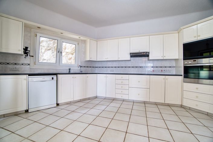 Image No.8-5 Bed House for sale