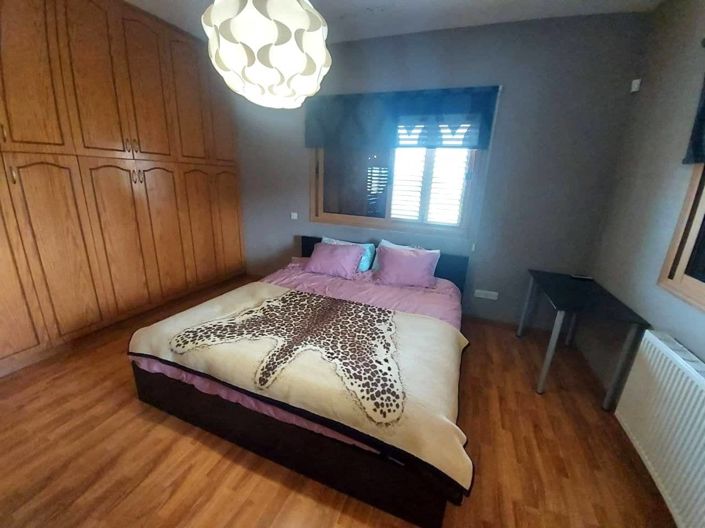 Image No.8-5 Bed House for sale