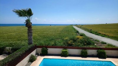 467338-three-bedroom-beach-villa-in-pervolia-
