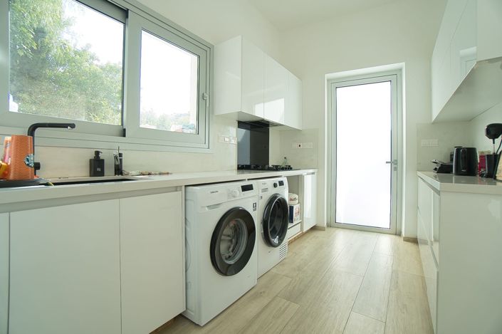 Image No.9-4 Bed House for sale