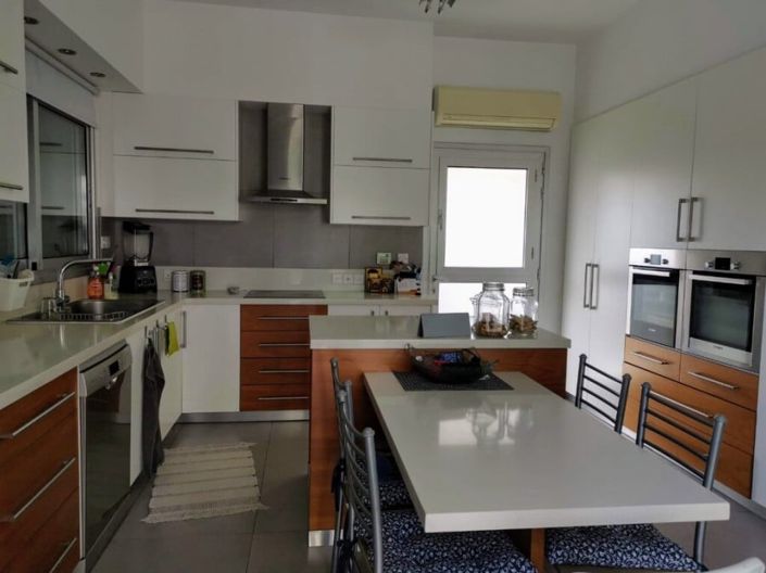 Image No.2-4 Bed House for sale