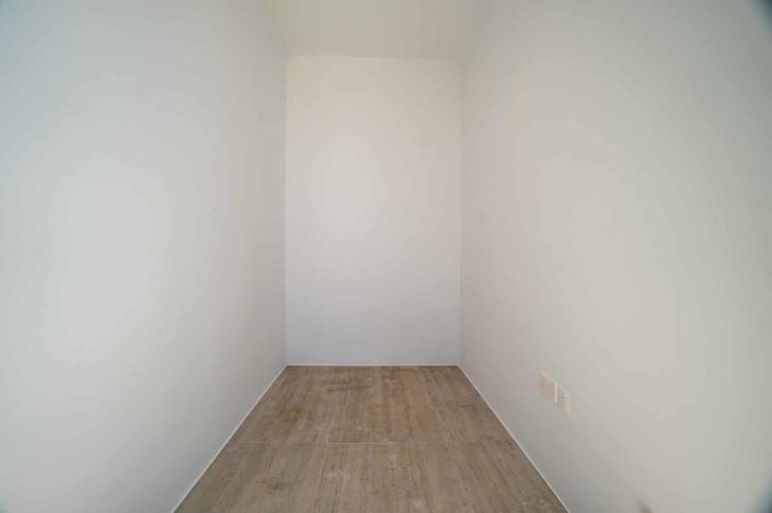 Image No.8-6 Bed House for sale