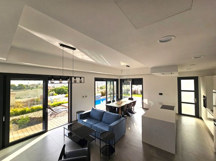 Image No.1-4 Bed House for sale