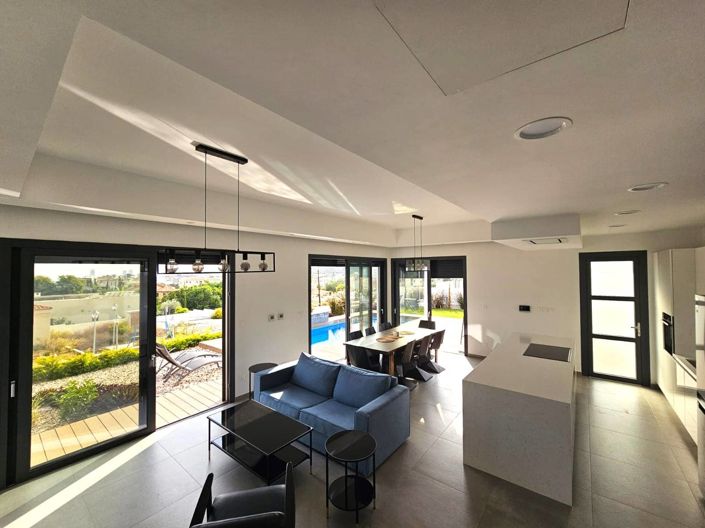 Image No.1-4 Bed House for sale